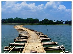 สะพานแพลูกบวบข้ามบึงกระจับใหญ่